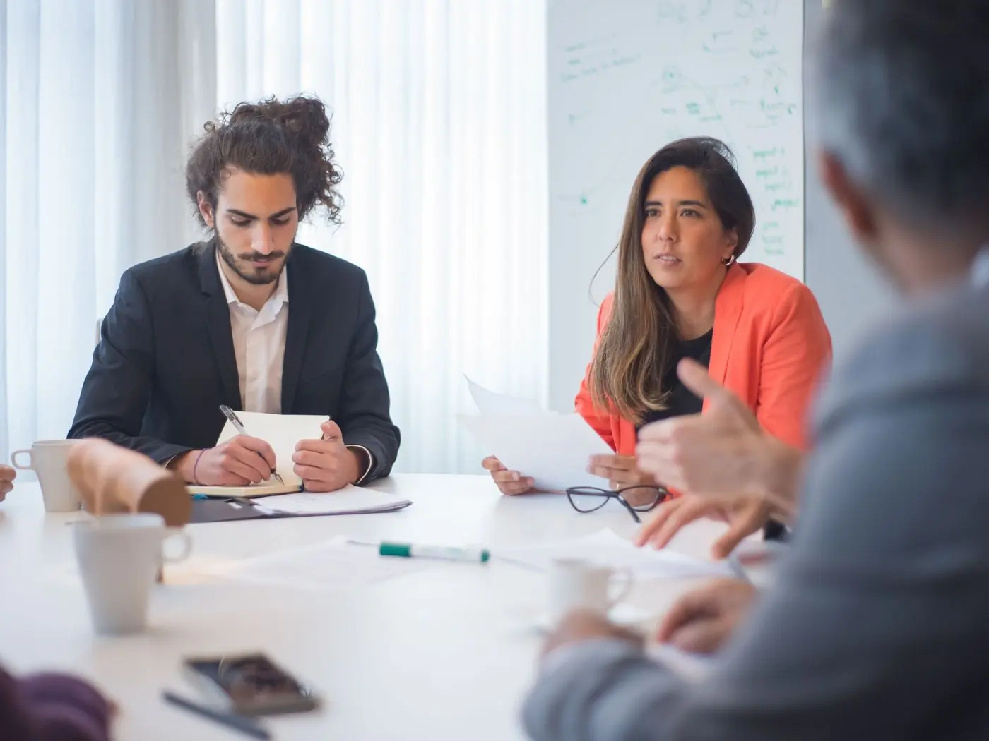 Equipo de trabajo reunido en una sala de reuniones