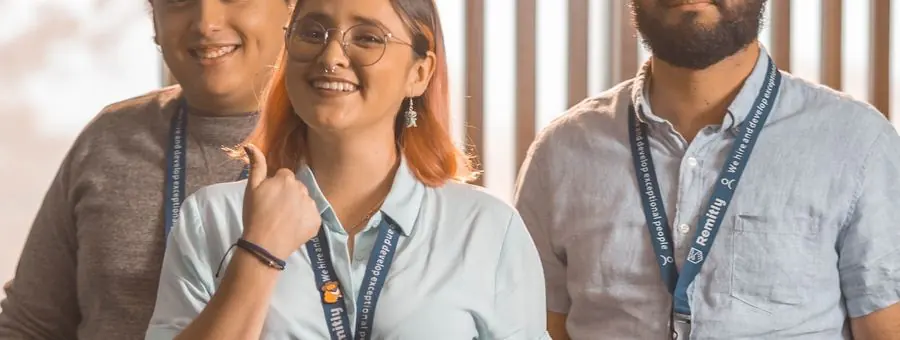 Profesionales sonrientes con credenciales en un evento